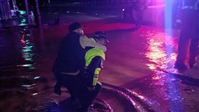 台東，小貨車就醫，受困路中，太麻里山區，洪水，勇警涉水背老翁脫困(圖／翻攝畫面)