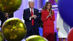 美國共和黨總統候選人川普（左）與妻子梅蘭妮亞（中）（圖／路透社／達志影像）