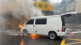 鳳小岳,蘆洲,火燒車,福斯,廂型車,民眾提供