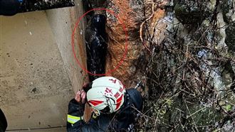 萬里擋土牆突塌　1老翁受困搶救中