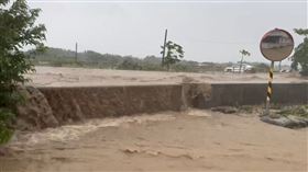 河川因豪雨而暴漲，造成多處地區慘遭淹水。（圖／翻攝畫面）