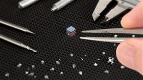 全球「最小魔術方塊」要價17萬元　每邊僅0.5公分 圖／翻攝自X@MegaHouse_toy