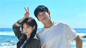 韓劇《媽媽朋友的兒子》由丁海寅（右）和庭沼玟（左）主演。（圖／翻攝自IG）