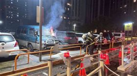 八德區中正路上某停車場內一輛車輛冒出濃煙，車頭起火燃燒。（圖／讀者提供）