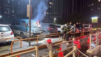 老車雨天突「起火燃燒」!警民聯手滅火 阻止悲劇發生