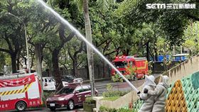 7名警專男學生打掃時被虎頭蜂群螫傷，警消射水擊落蜂巢。（圖／翻攝畫面）