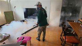 新北市新增1例本土登革熱病例，為新店區66歲女性。衛生局進行環境清消。（圖／新北衛生局提供）