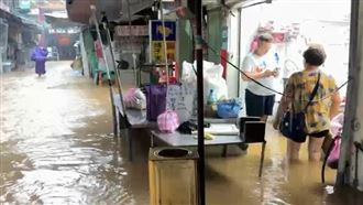 金山老街水淹半條腿　泥水倒灌店家慘況曝