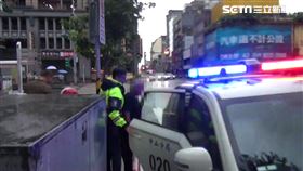 警方在重慶北路及民生東路口逮捕陳姓拾荒老人。（圖／翻攝畫面）