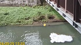 ▲瓦磘溝接連吃現泡沫汙染案件，環保局調查後確認汙染源來自社區消防設備，已依法開罰並要求限期改善。（圖／環保局提供）