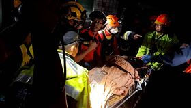 萬里,野柳,新北,老翁,受困,擋土牆,拆牆,截肢,救出