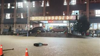 新／暴雨狂炸金山　警局前車輛如水上行舟