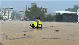 金山萬里今天下起豪好，多處淹水成災。（圖／翻攝畫面）