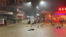 雨彈強襲  金山大淹水颱風山陀兒雖已消散，豪雨4日狂炸北海岸，新北市金山區出現大淹水，靠近老街的金包里慈護宮前宛如一片汪洋。（翻攝照片）中央社記者高華謙傳真  113年10月4日