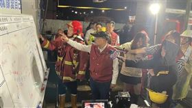 新北市長到金山萬里收容所視察救災情形。