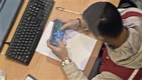 PTT網友轉發照片，質疑綠營官員在災害應變中心玩手遊；照片放大卻是新北市官員。（圖／翻攝自PTT）