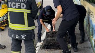 詭！騎士墜溝失蹤…卡在50公尺外下水道