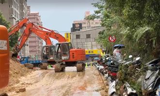 基隆新豐街暗夜走山阻交通　重機具今開挖