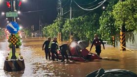 金山淹水醫療人員搭橡皮艇上班。（圖／翻攝自小蔡醫師健康樂活事務所臉書）
