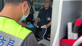 航警局台東航空站分駐所今天（5日）上午8時許發生一起意外事件，一名曹姓員警在進行清槍時，因未注意手槍內還有子彈，誤扣板機造成右手小指受傷，同仁聽槍響前往查看，曹員已由救護車送往馬偕台東分院救治，詳細事發原因仍待調查釐清。