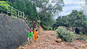 新北市消防局上山救援受困三芝木屐寮的5名民眾。（圖／翻攝畫面）