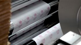 財政部印刷廠服務全台逾8成營業人財政部印刷廠服務的營業人有約89萬家、占全台使用統一發票營業人逾8成，財政部印刷廠長王國龍表示，「只要有人需要，就會繼續印」。中央社記者張璦攝  113年2月12日