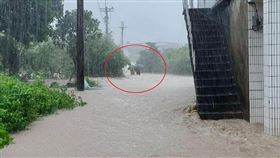 新北市金山區一對李姓夫妻65歲、52歲）昨天因溪水暴漲被沖走、溺斃，當地六股里長鐘鼎平指出，李姓夫妻昨天中午與兒子、媳婦和親家母聚餐後，再到鄰居家聊天，要回家時暴雨淹大水，鄰居擔心出意外，挽留他們晚點再走，但夫妻趕著回家，於住家前100公尺被突然暴漲的溪水沖走，釀成2死悲劇。