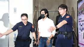 被控妨害性自主  賀軍翔步出北檢（1）藝人賀軍翔（中）疑與女子有糾紛挨告妨害性自主，檢察官2日傳喚賀軍翔到庭應訊、釐清案情，他訊後快步離開台北地檢署。中央社記者翁睿坤攝  113年7月2日