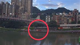 新店女不慎從橋上墜落，被業者救起。（圖／翻攝畫面）