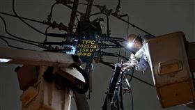 山陀兒颱風攜強勁風勢重創高屏地區，至今已造成全國累計43萬戶停電，並使高屏地區大量電桿倒斷、配電線路斷裂。（圖／台電提供）