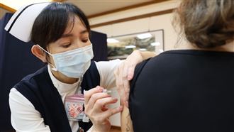 慈醫公費流感疫苗開打 東洋捐500劑給志工