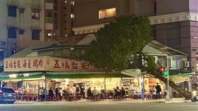 高雄老字號台菜店，招牌被吹倒的路樹砸。（圖／翻攝自跟著尼力吃喝玩樂＆親子生活 臉書）
