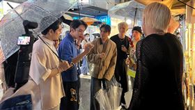 菲律賓大勢男團SB19和原子少年2選手同遊士林夜市（圖／踢帕娛樂提供）