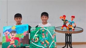 SMA病友仁謙、恆瑜手持棒球公仔熱血分享。（圖／罕病基金會提供）