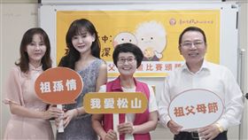 張如君獻出參賽處女畫作。（圖／松山社大提供）