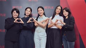 《影后》編導嚴藝文、監製丁長鈺攜手楊謹華、謝盈萱、陳庭妮出席釜山跨海聯訪。（圖／Netflix提供）