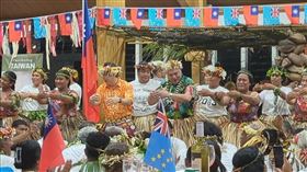 吐瓦魯傳統舞蹈歡慶中華民國國慶駐吐瓦魯大使館舉辦慶祝中華民國（台灣）建國113周年酒會，駐吐瓦魯大使林東亨（頭戴花環、身著橘黃色上衣，前排站立者）與吐瓦魯總理泰歐（頭戴花環、身著綠色上衣，前排站立者）以吐國傳統舞蹈Fatele歡慶。圖攝於113年10月4日。（駐吐瓦魯大使館提供）中央社記者楊淳卉雪梨傳真  113年10月5日