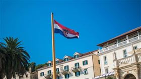 嘉義地區27名工商企業、醫師、律師等朋友組旅行團，找台北某旅行社，到歐洲克羅埃西亞旅遊，陳姓老闆娘昨晚在臉書發求救信。