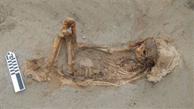 秘魯發現600年前「兒童獻祭」遺址　出土數十具遺骸 圖／翻攝自PLOS ONE網站