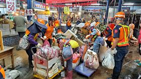 新北環保局協助萬里災民恢復家園新北市北海岸一帶4日受致災性豪大雨影響，各地積淹水災情慘重，5日天氣回穩、水勢褪去，環保局清潔隊人員出動協助金山區等地民眾清理雜物、垃圾等。（新北市環保局提供）中央社記者黃旭昇新北市傳真  113年10月5日