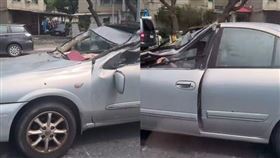 高雄一輛轎車受損嚴重，駕駛仍「拉著車門」開著它趴趴走。（圖／翻攝路上觀察學院）