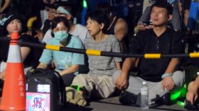 鐵草集結靜坐  黃國昌、陳佩琪、柯美蘭現身由民眾黨支持者發起的「鐵草集結 土城挺柯」活動5日傍晚在新北市土城區展開，活動結束後，也有支持群眾自行前往台北看守所旁靜坐，包含民眾黨立委黃國昌（前右起）、民眾黨主席柯文哲妻子陳佩琪與柯文哲胞妹柯美蘭等人也現身。中央社記者黃旭昇新北市攝  113年10月5日