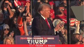 川普今天重返自己7月間險遭刺殺的地點進行競選造勢。（圖／翻攝自川普臉書影片）