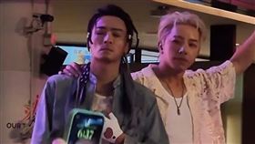 Toro（左）臉發白無法說話，坤達在身邊幫忙安撫（圖／翻攝網路）