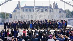 第19屆法語國家高峰會 參與者大合照第19屆法語國家高峰會4、5日於巴黎登場，集結全球50多位法語國家元首與民間組織領袖，也是法國暌違33年再次主辦。馬克宏致歡迎詞時表示，希望印太保持和平，「沒有任何強權能破壞這份和平」，矛頭暗指中國。（取自馬克宏社群媒體X）中央社記者曾婷瑄巴黎傳真113年10月6日