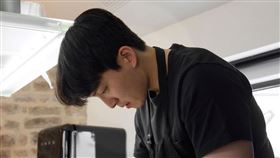 參加比賽的裴京俊外型帥氣，廚藝也精湛（圖／翻攝微博）