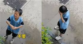 大陸浙江一名男童，在學校時從3樓往下對1樓潑水，還將喝完的牛奶盒往下亂丟，他的母親得知後，直接對他做同樣的行為，希望他「換位思考」。（圖／抖音）

