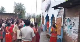 村民不滿警方未能及時提供協助，決定包圍並破壞警局。（圖／翻攝自X／Amit Malviya）

