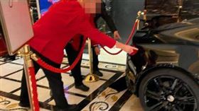 澳門一名男童疑似在逛車展時，撞凹一輛名貴超跑。（圖／翻攝自Threads）
