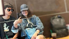 何如芸與大兒子。（圖／翻攝自何如芸臉書）